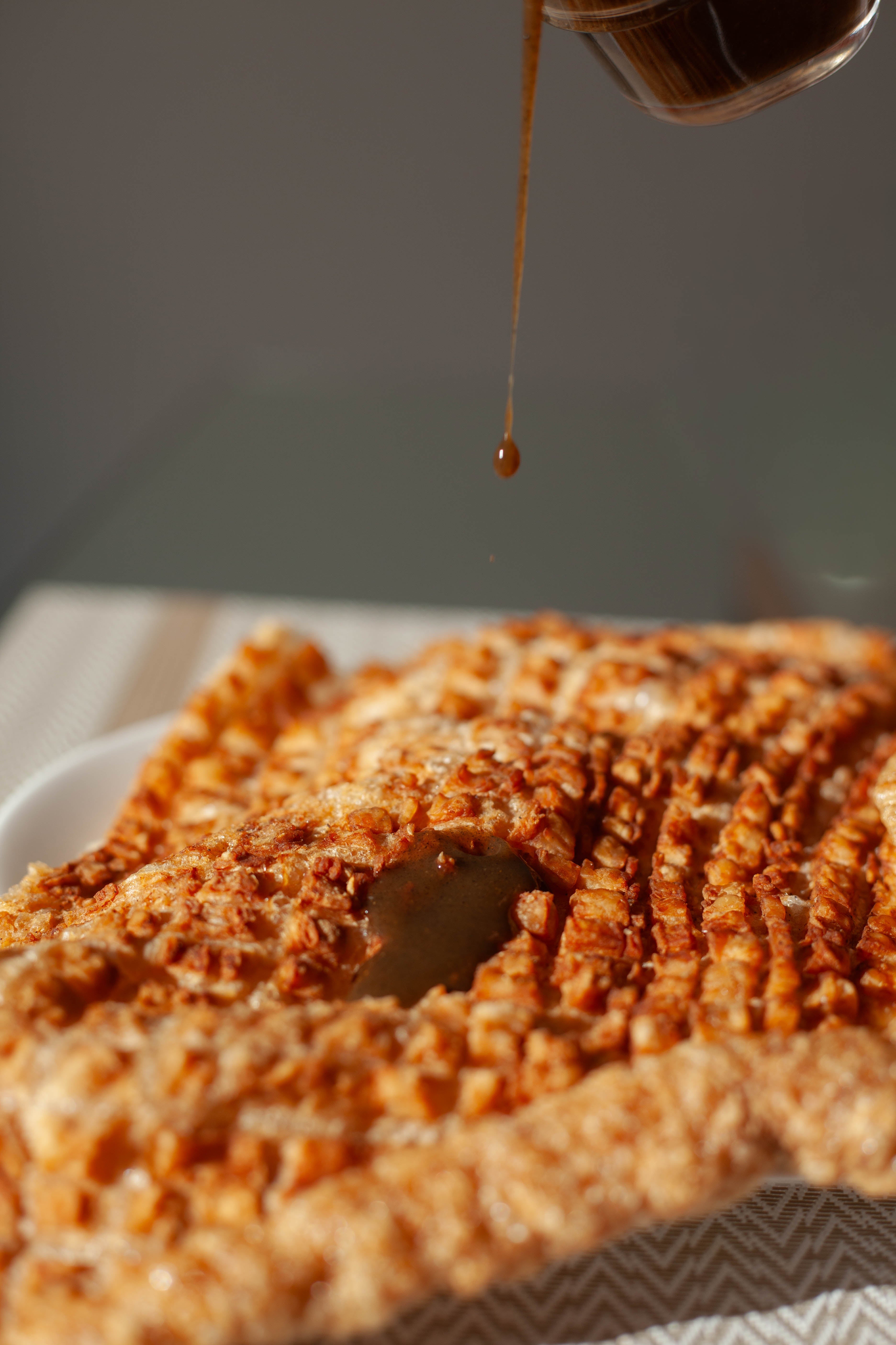 Chicharrón Crujiente con Salsa Dulce y Picante