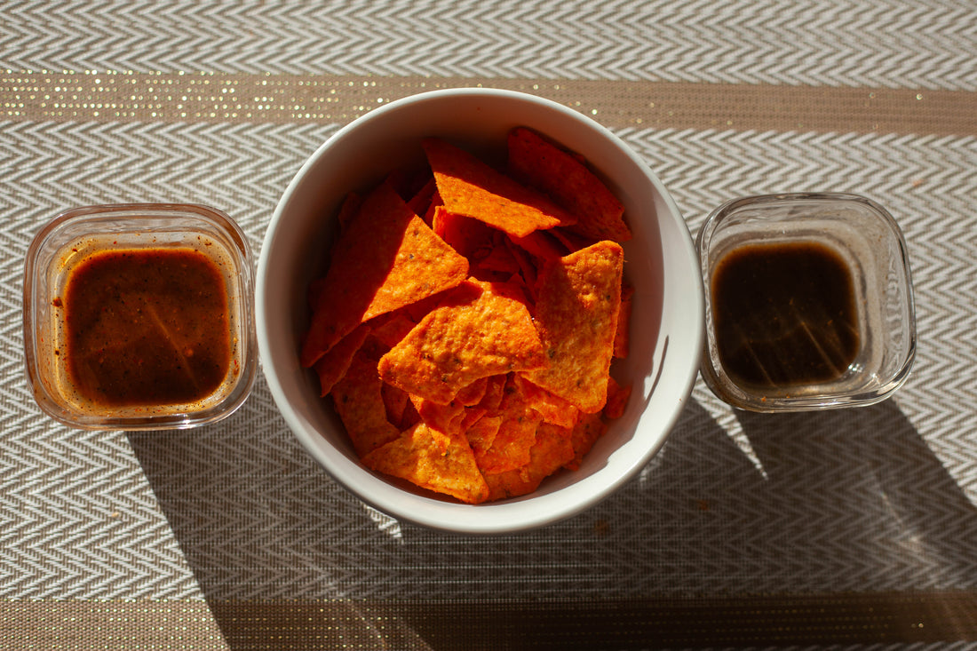 Dúo de Dips Picantes con Totopos Sazonados