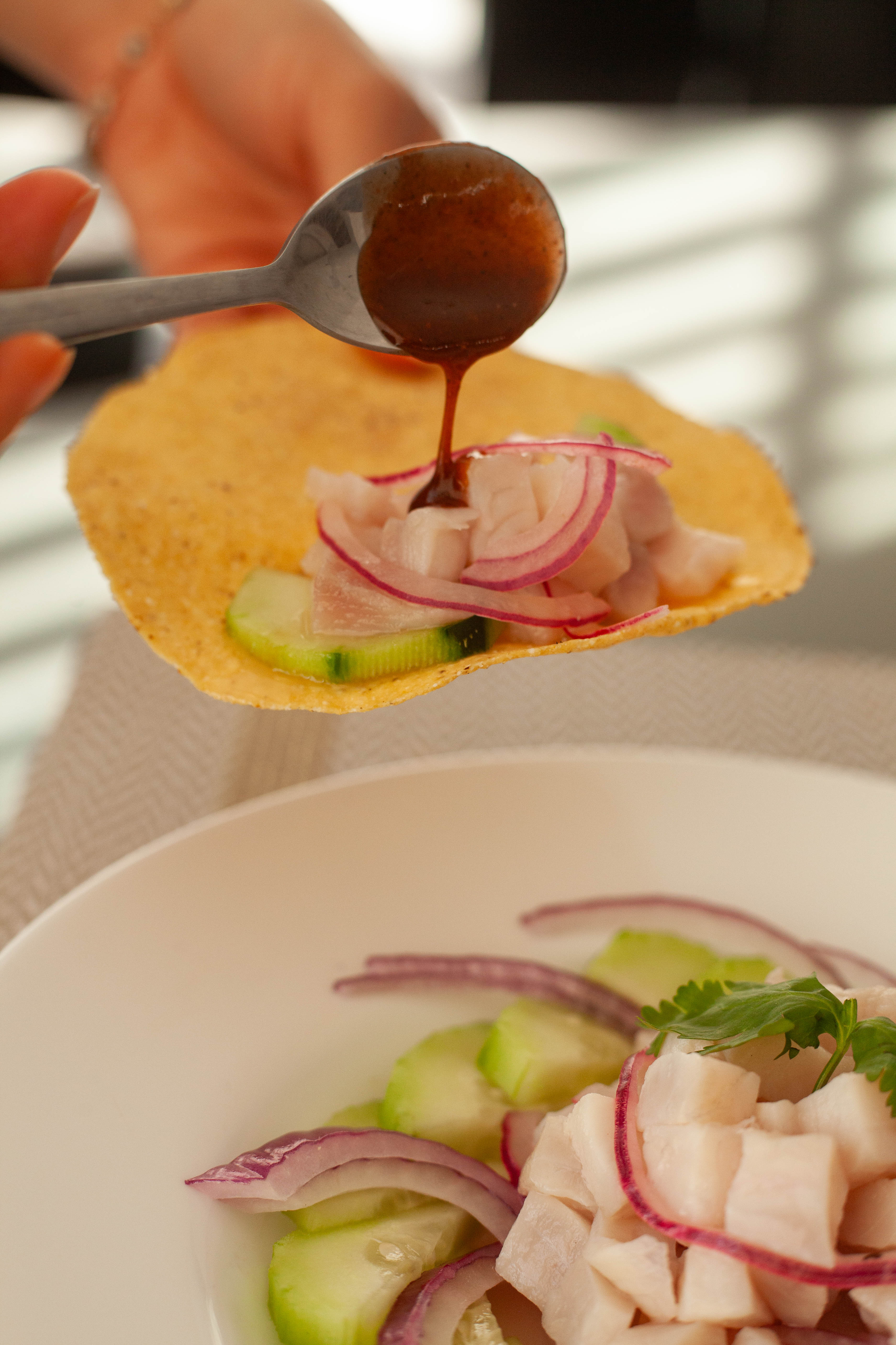 Tostadas de Ceviche Fresco con Salsa Chilito Noble