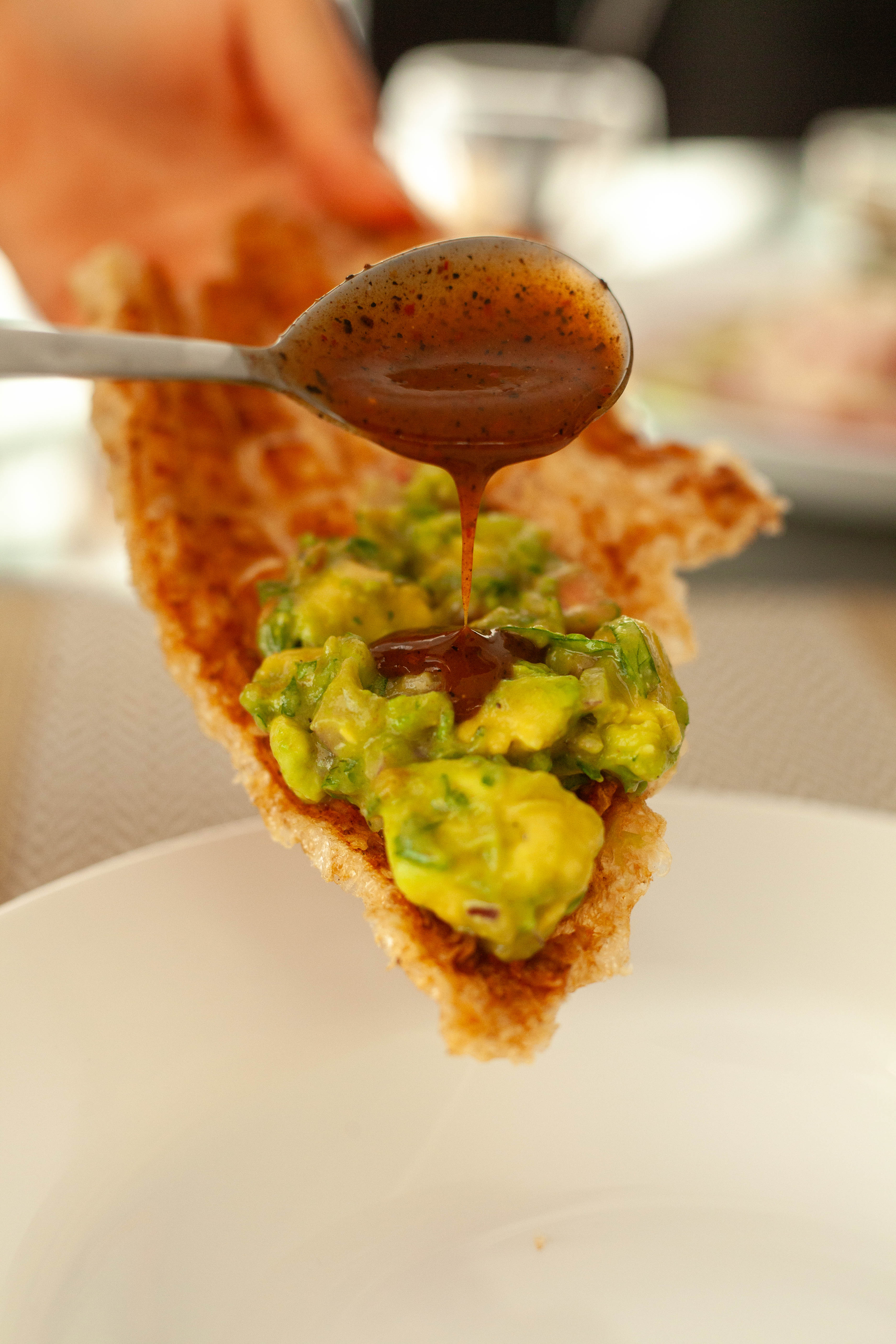 Tostada crujiente de aguacate con salsa de chile.