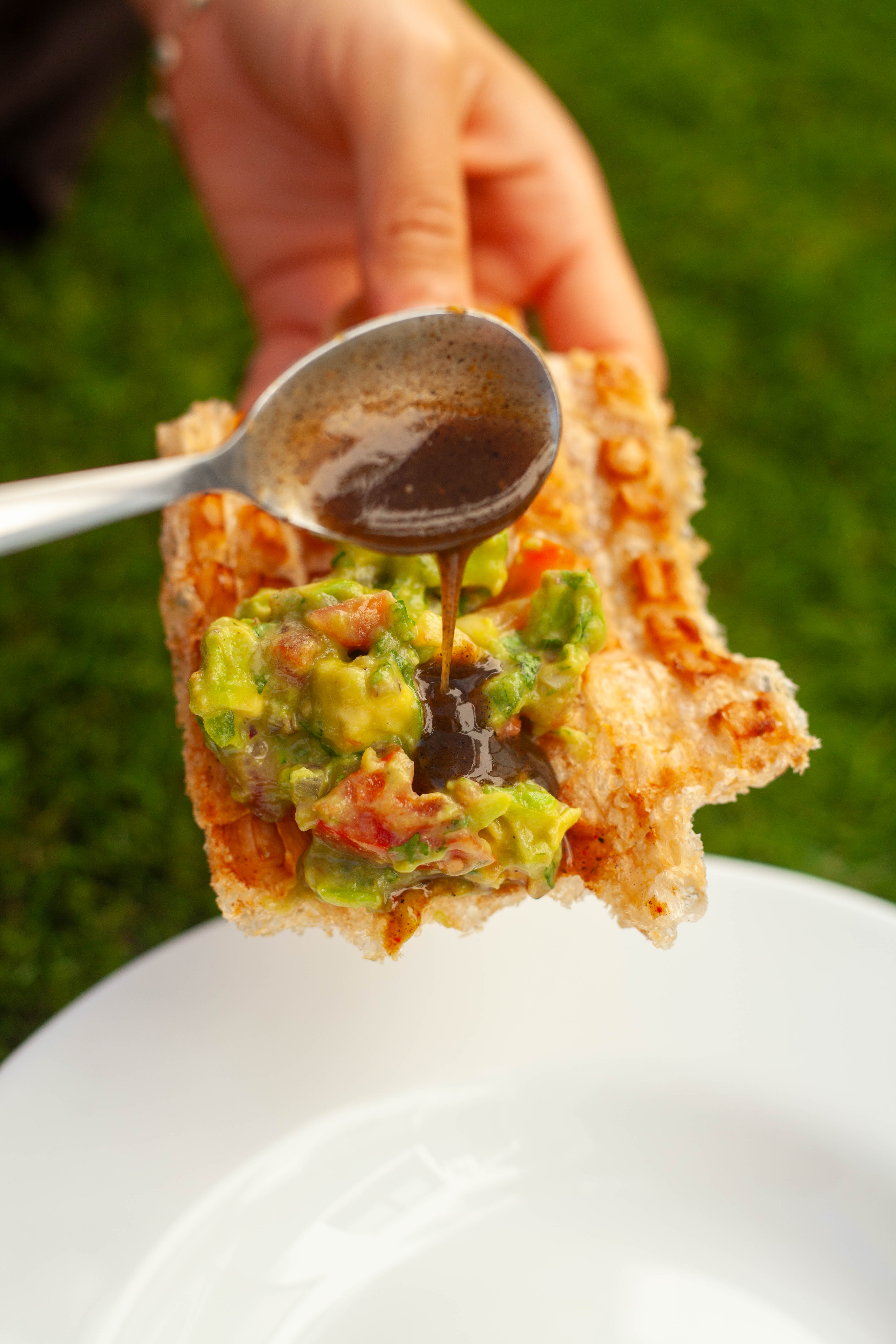 Bocado Crujiente de Aguacate con Salsa de Chile Ahumado