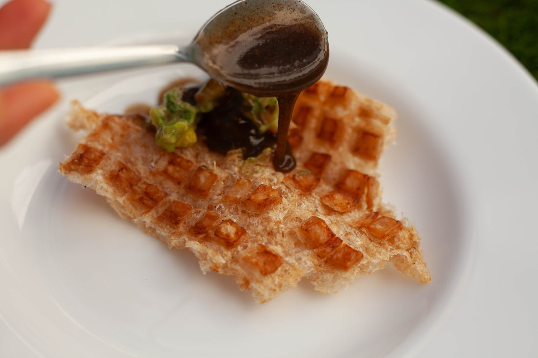 Chicharrón Crujiente con Salsa de Aguacate y Toque de Chile Oscuro