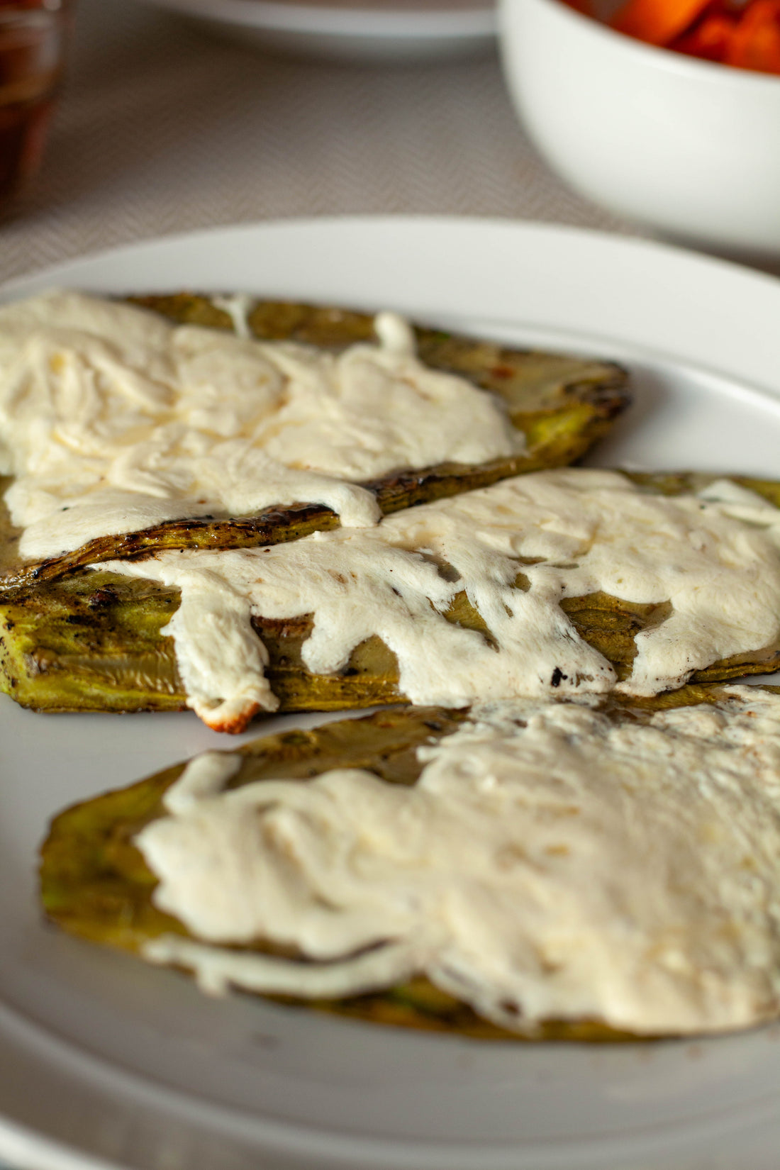 Nopales Asados con Crema y Salsa Picante