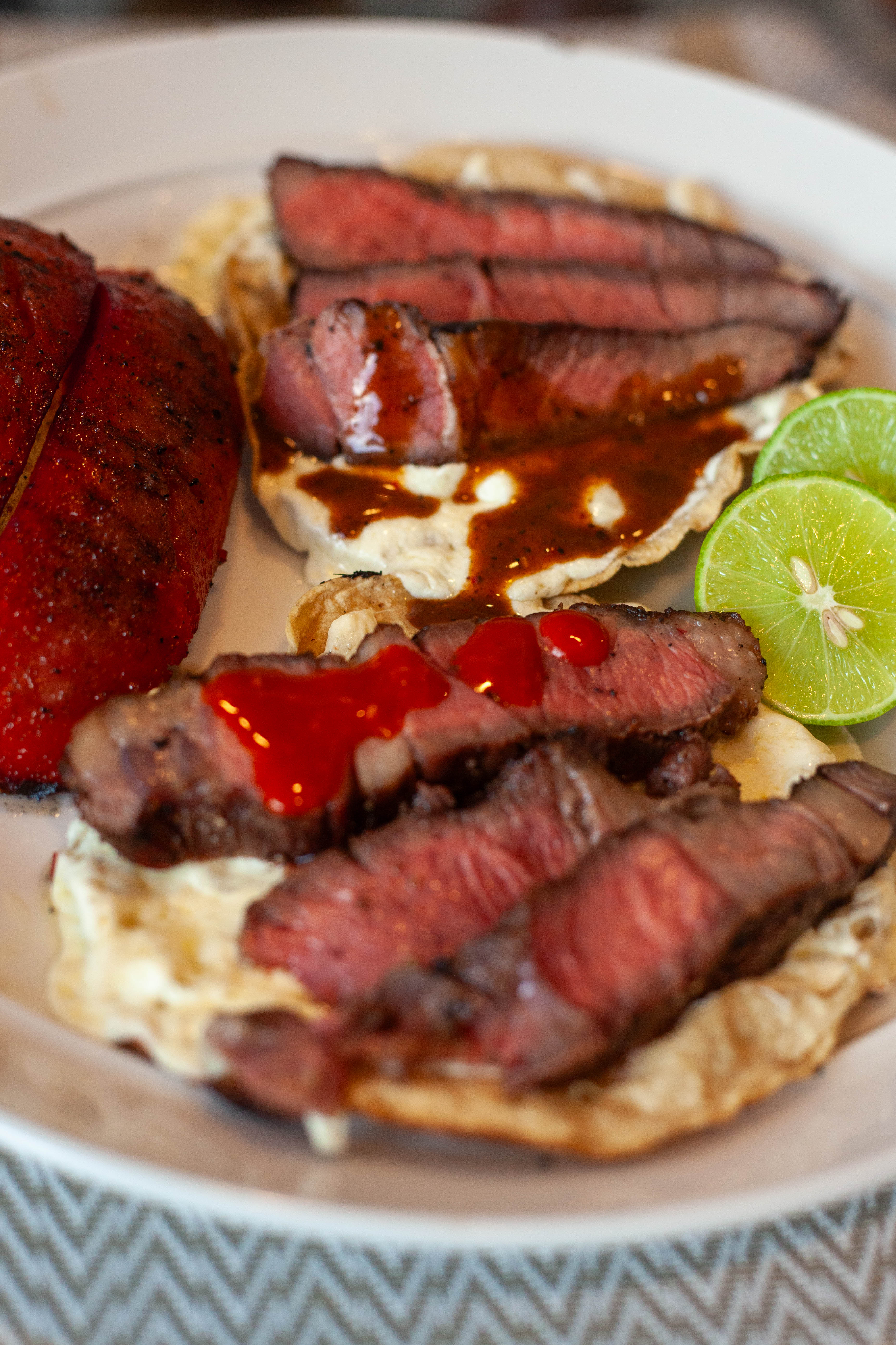 Tostadas de Carne Asada y Chorizo con Salsa de la Casa