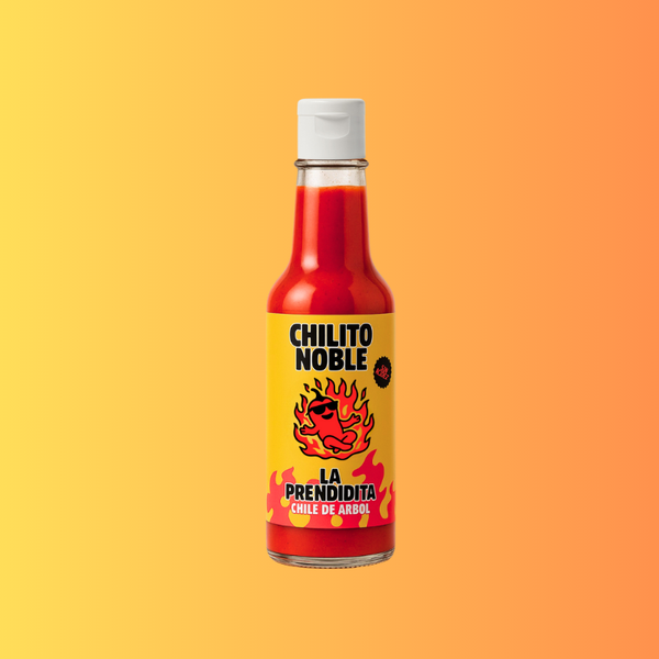 Botella de salsa Prendidita Chilito Noble para botanas.