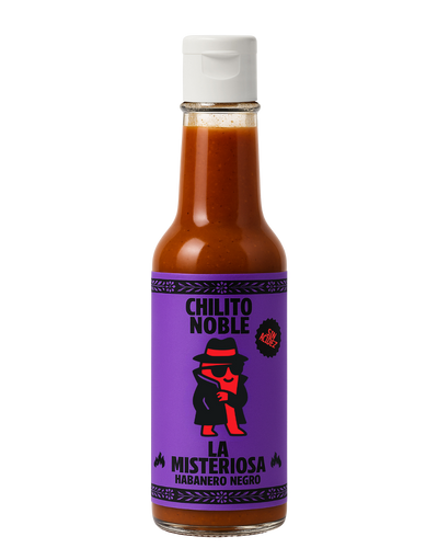 Botella de salsa Misteriosa Chilito Noble con diseño oscuro.