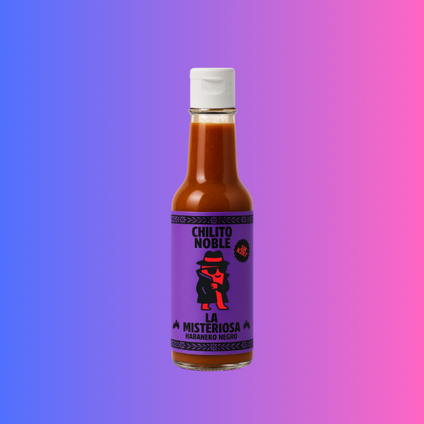 Botella de salsa Misteriosa Chilito Noble con diseño oscuro.