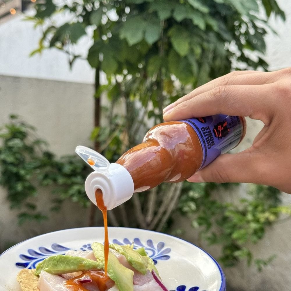 La Misteriosa sobre una tostada de ceviche