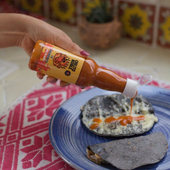 La Prendidita sobre quesadilla de maíz azul
